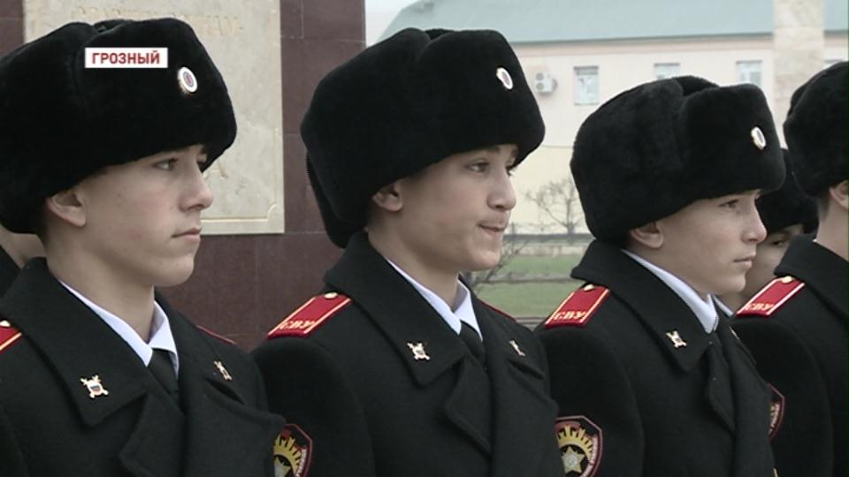 Новобранцы Грозненского Суворовского училища приняли присягу