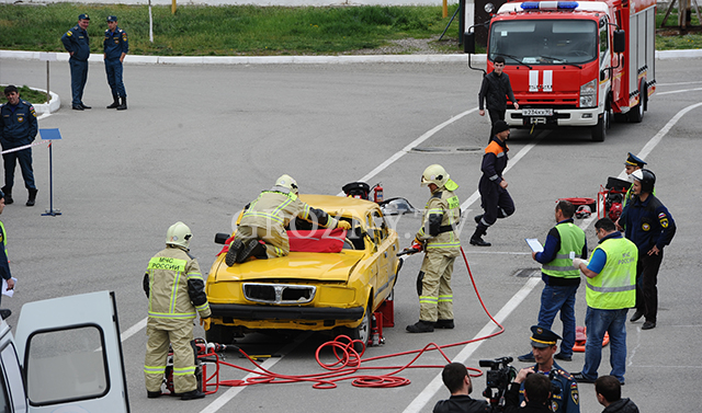 В Грозном прошли соревнования среди пожарных СКФО по ликвидации последствий ДТП