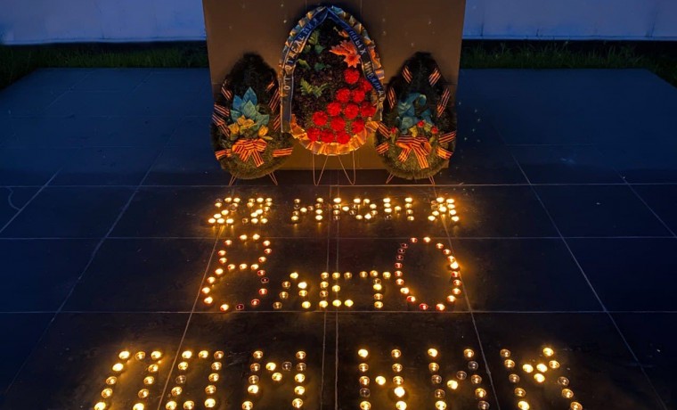 Росгвардейцы ЧР зажгли свечи памяти у мемориала в Грозном