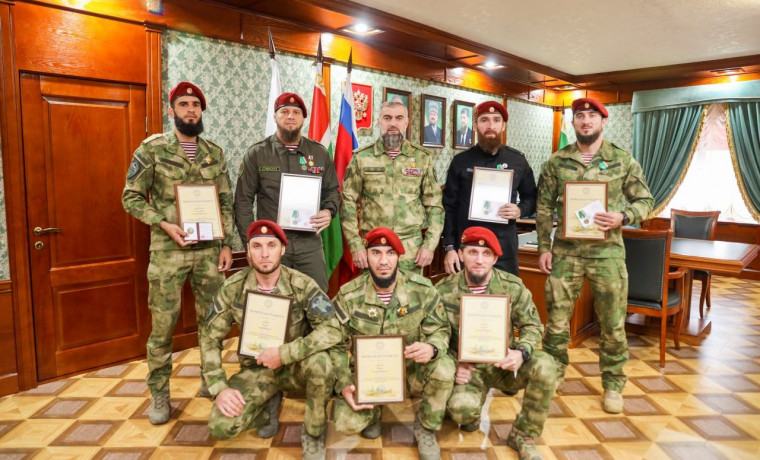 В Росгвардии Чеченской Республики наградили обладателей краповых беретов