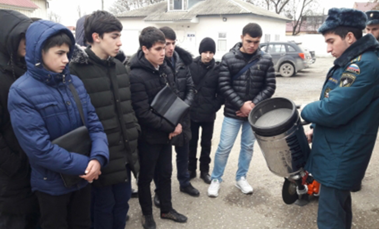 Чеченские пожарные провели экскурсии для школьников