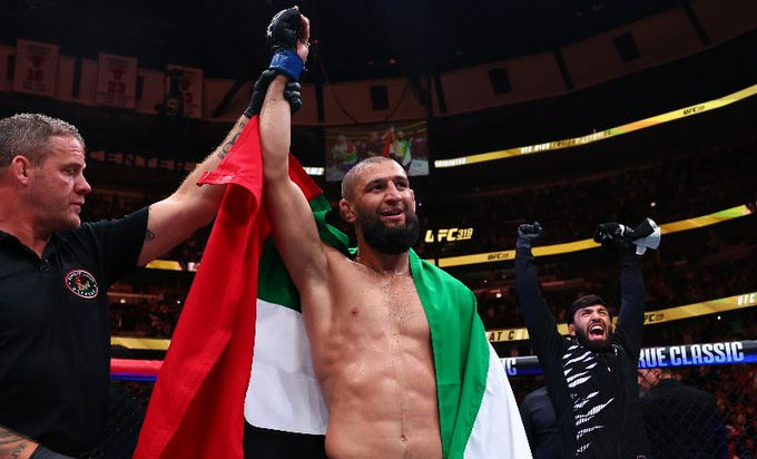 Хамзат Чимаев завоевал титул чемпиона UFC в среднем весе