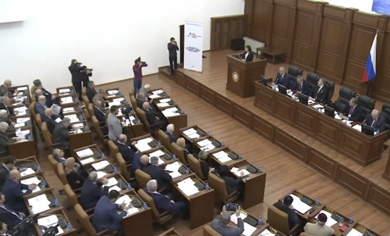 Парламенте ЧР прошло первое пленарное заседание, посвященное 15-летию съезда народов ЧР