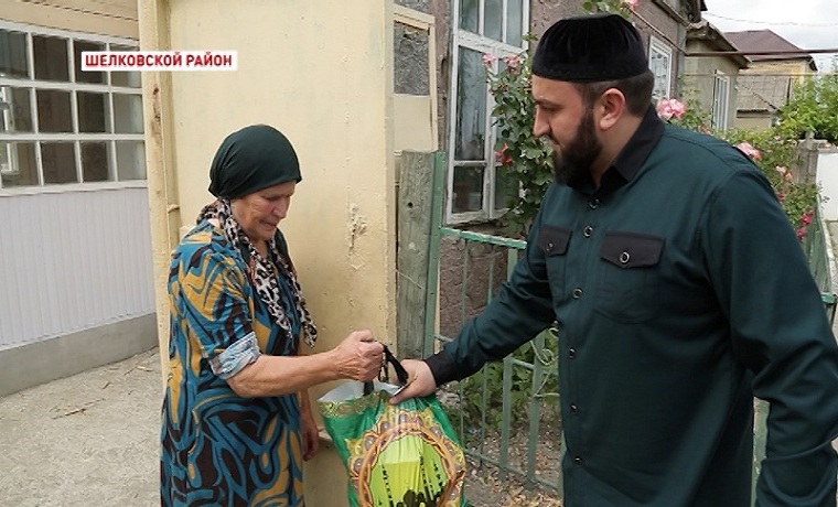 Фонд имени Кадырова передал 2 тысячи пакетов с продуктами питания для нуждающихся  Шелковского района