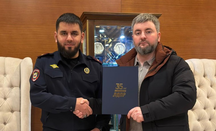 Депутат Казбек Мажиев наградил отличившихся сотрудников МВД в их профессиональный праздник