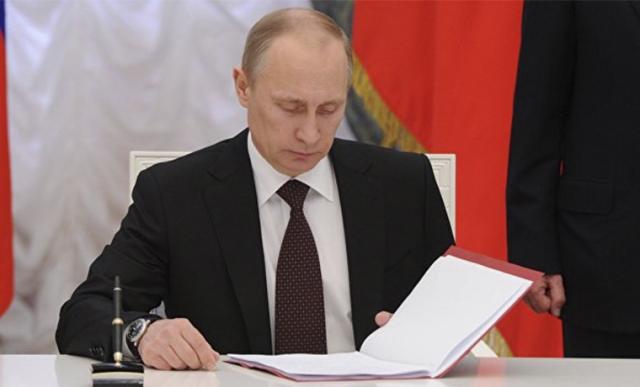 Путин подписал закон о повышении минимального размера оплаты труда