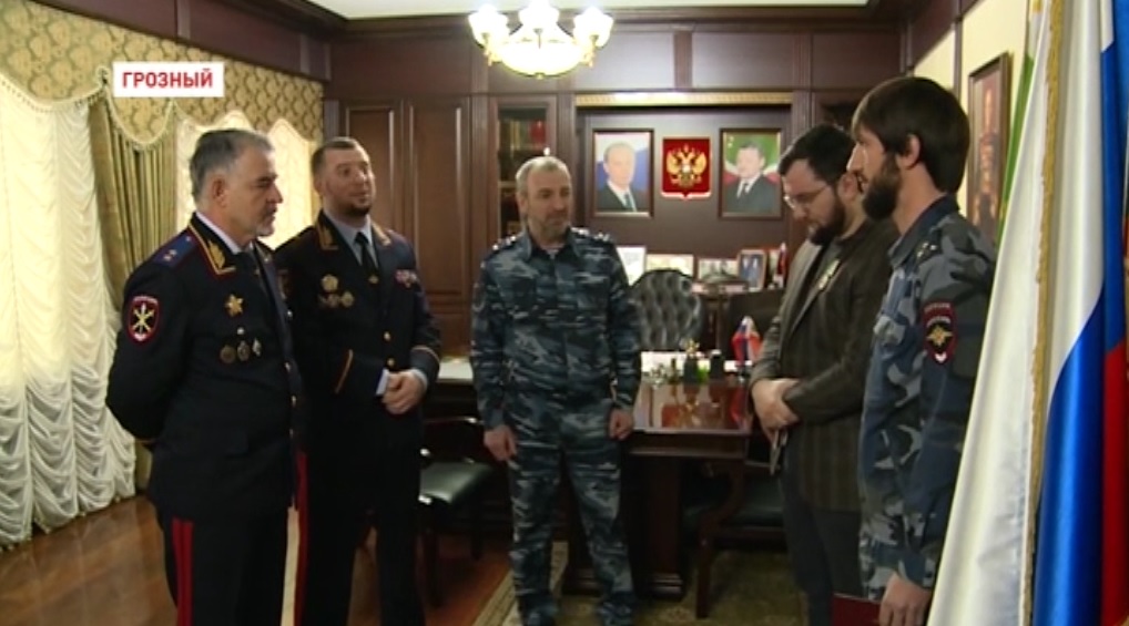 Сотрудник полиции и житель Грозного удостоены ведомственных наград МВД