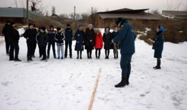 Сотрудники МЧС научили школьников Грозного спасать людей на льду