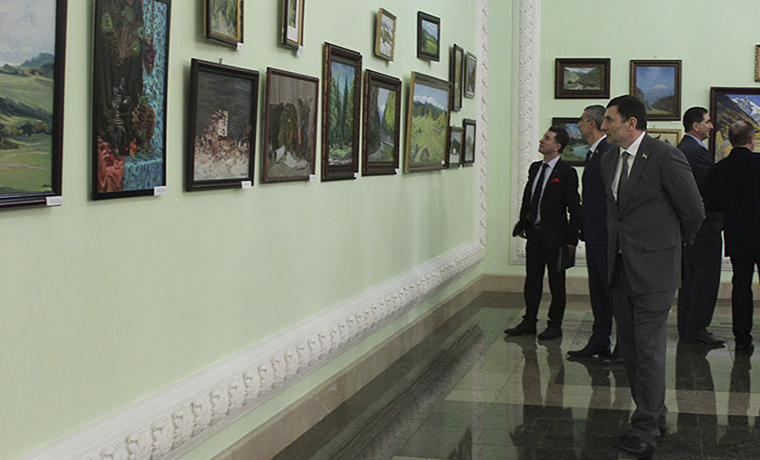 В Грозном открылась выставка, приуроченная ко Дню мира и Дню чеченского языка