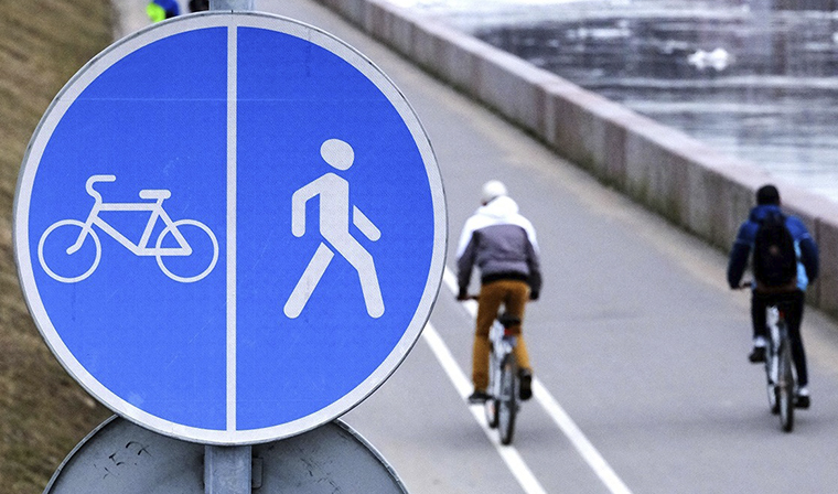 Минтранс предложил ввести новые дорожные знаки для велосипедистов и дипломатов