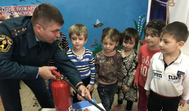 Пожарные провели занятия в детских садах Чечни