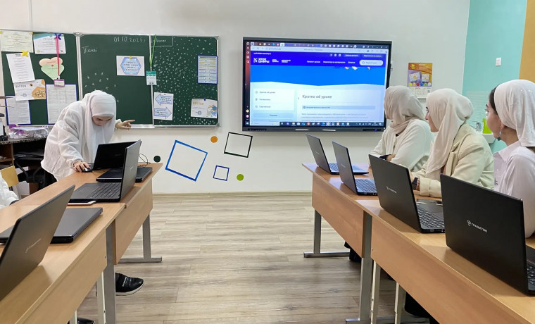 Региональный методист София Сириева провела «Урок цифры» для учителей ЧР
