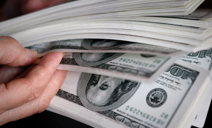 Российские банки с 18 апреля могут продавать гражданам наличную валюту