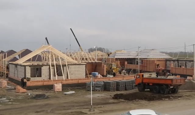 20 домов в Кади-юрте строят в три смены