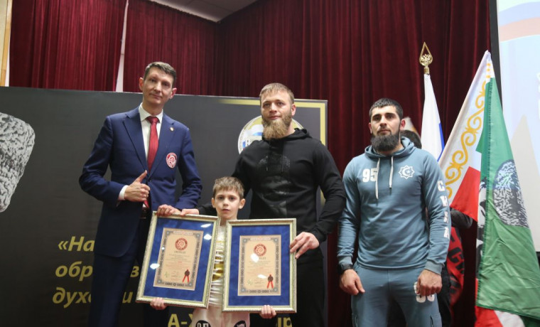 8-летний мальчик из Чеченской Республики установил два мировых рекорда по отжиманиям от пола