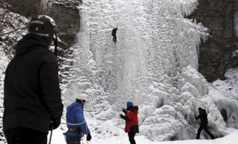 На Нихалоевских водопадах Чечни прошел мастер-класс по ледолазанию