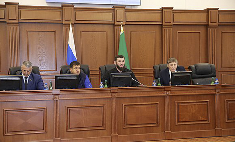 В Парламенте Чечни обсудили работы по санитарной очистке и благоустройству территории региона
