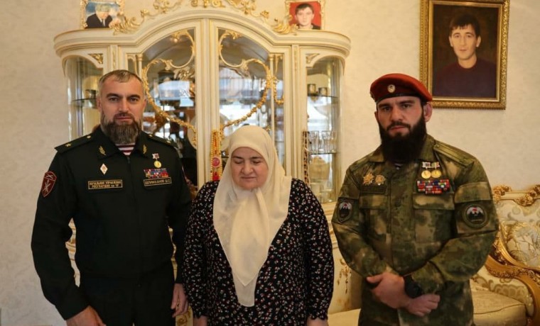 Аймани Кадырову наградили медалью Управления Росгвардии по ЧР