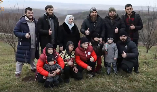 Рамзан Кадыров вместе с супругой и детьми побывали на животноводческой ферме в родовом селе