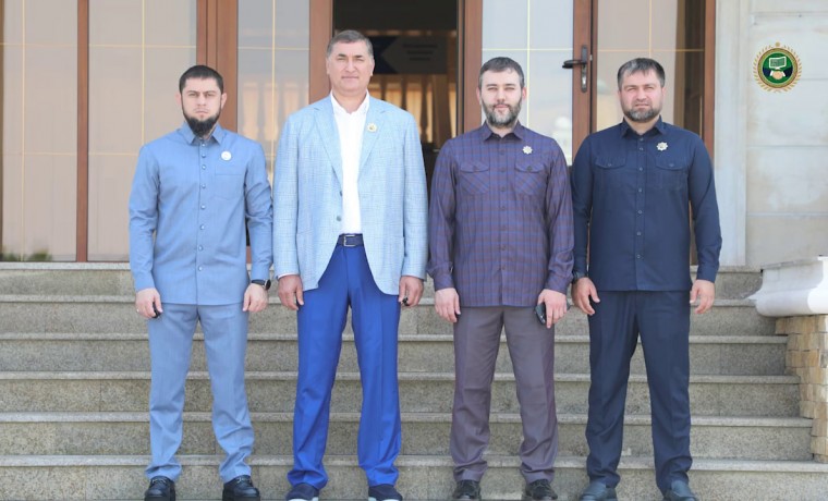 Ахмед Дудаев посетил клиентскую службу Социального Фонда России по ЧР в Шали