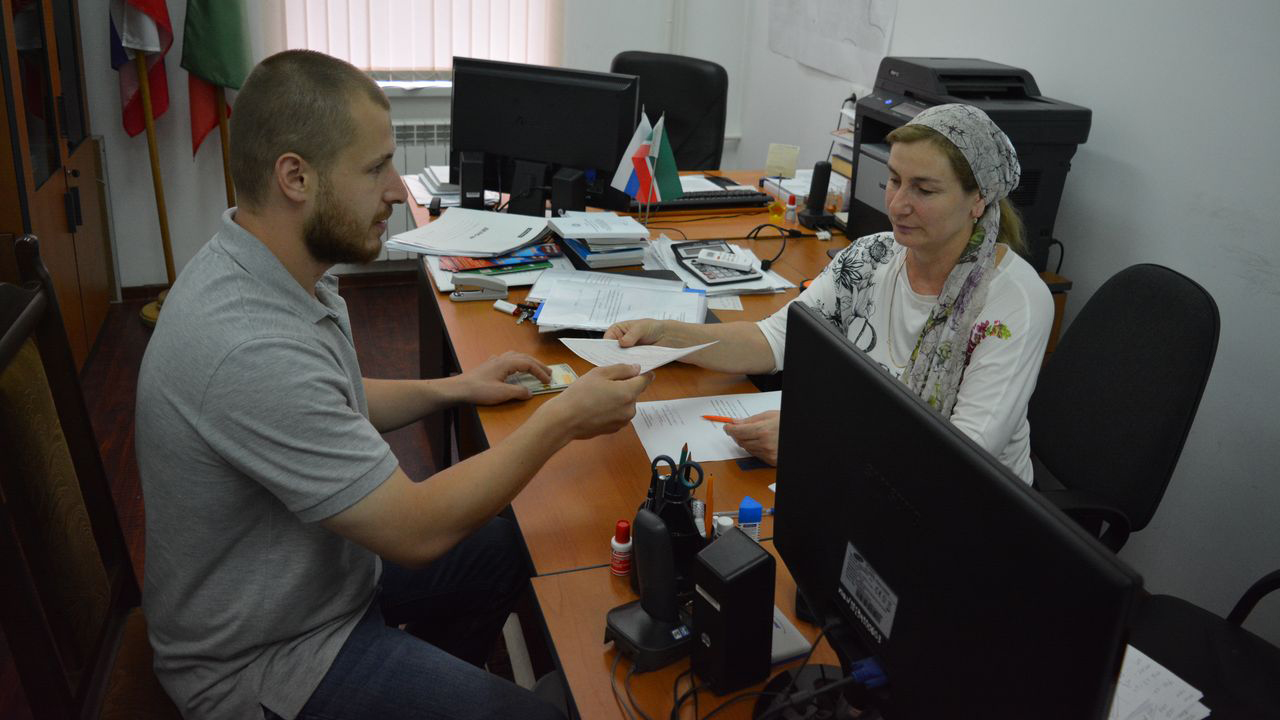 В территориальных избирательных комиссиях Чечни продолжается выдача открепительных удостоверений
