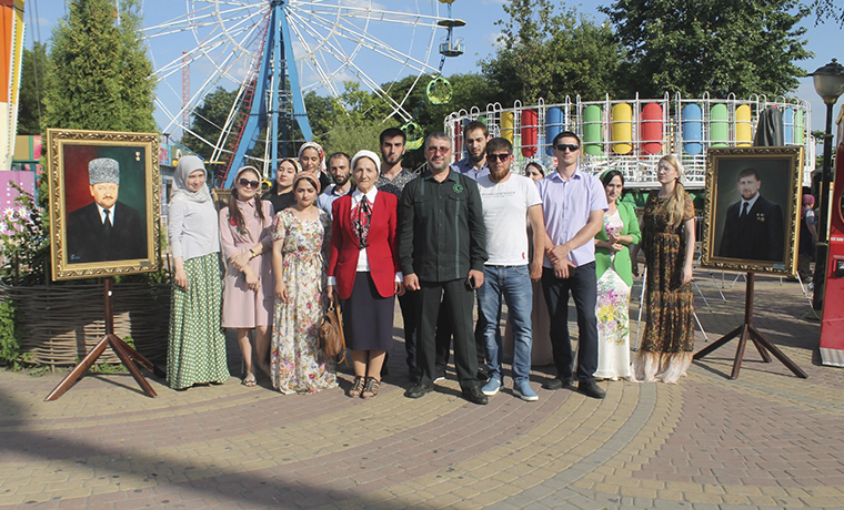 Галерея имени Ахмат-Хаджи Кадырова провела выездную выставку в Парке Материнской Славы Грозного