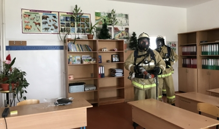 Чеченские пожарные провели тренировку в школе села Кень-Юрт