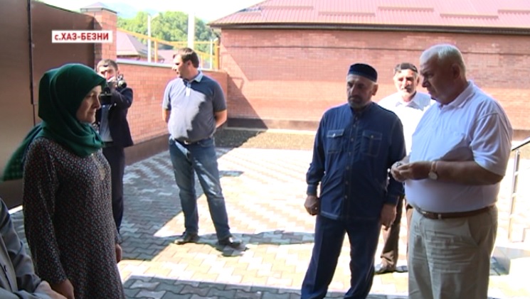 Фонд  Кадырова подарил дом семье погибшего полицейского 
