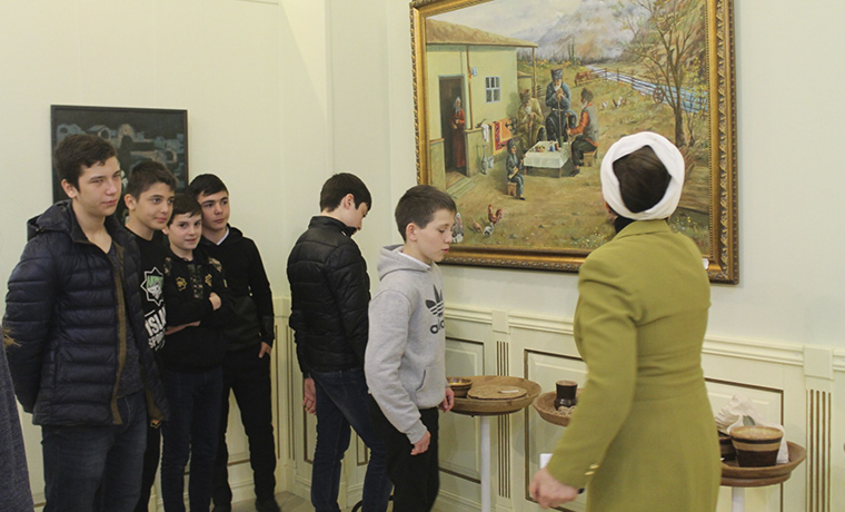 В Грозном открылась выставка, приуроченная к 14-й годовщине принятия Конституции ЧР
