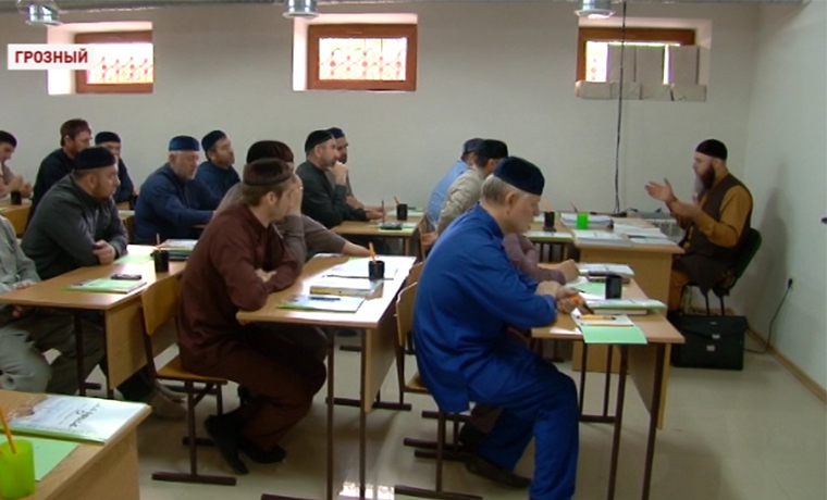 Студенты Исламского университета и имамы мечетей республики проходят курсы повышения квалификации