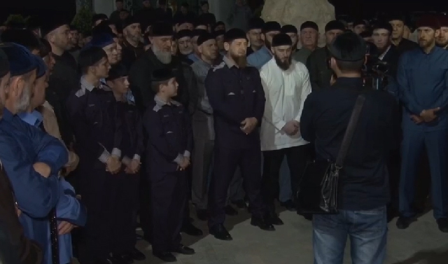 Рамзан Кадыров посетил могилы родных и близких в Ахмат-Юрте