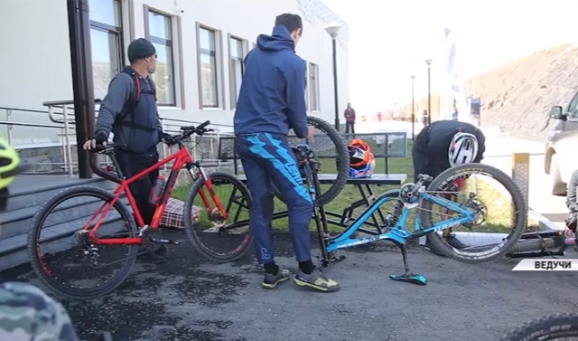 Чемпионы по маунтинбайку высоко оценили трассу курорта «Ведучи» 