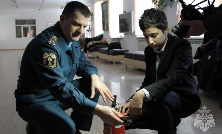 МЧС России напоминает жителям о необходимости проверки огнетушителей