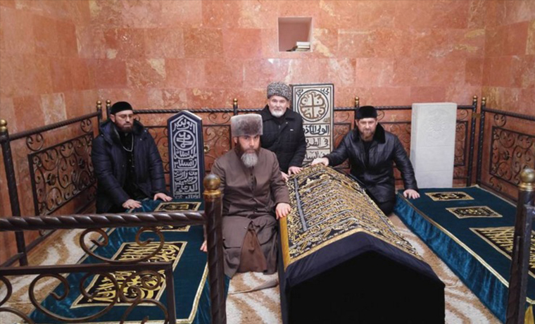 Глава  Республики  вместе с муфтием Чечни и соратниками посетил кладбище в Курчалоевском районе