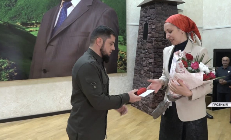 Ахмед Дудаев поздравил сотрудниц МинНацИнформ ЧР с праздником