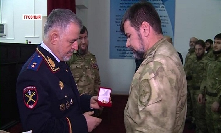 Глава МВД по ЧР Руслан Алханов наградил 50 сотрудников полка ППСП имени А.А. Кадырова