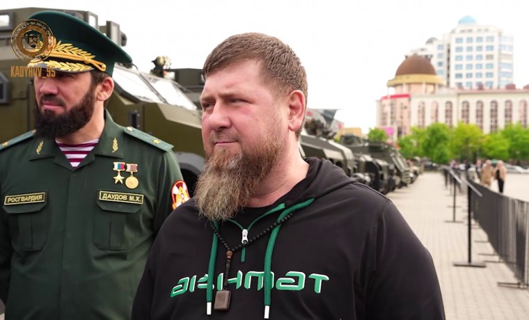 Рамзан Кадыров посетил выставку трофейной техники, захваченной чеченскими бойцами в ходе СВО