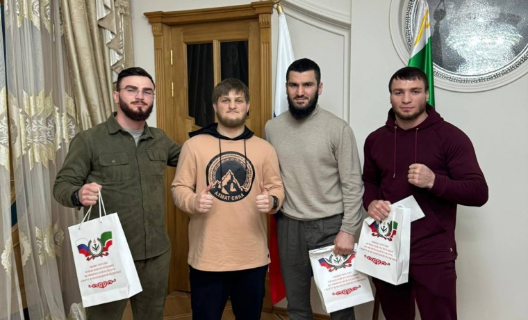 Чеченские боксеры получили денежные поощрения от РОФ им. A.-X. Кадырова