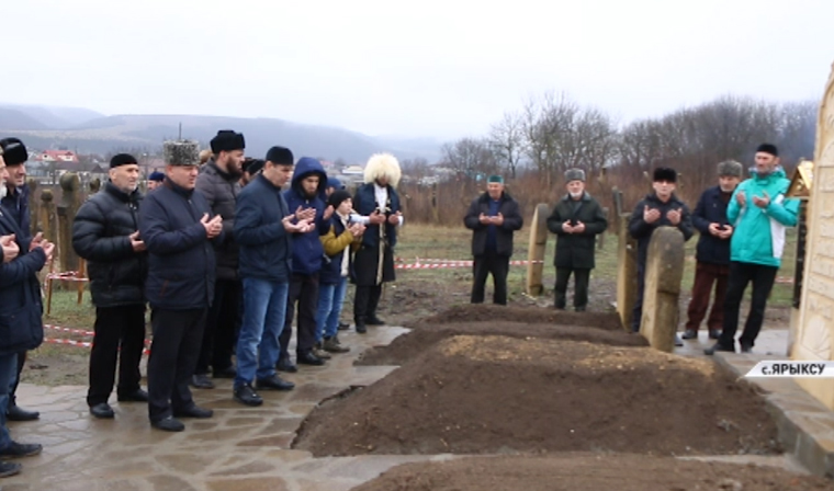В Дагестане установили каменную плиту на могиле Байсангура Беноевского 