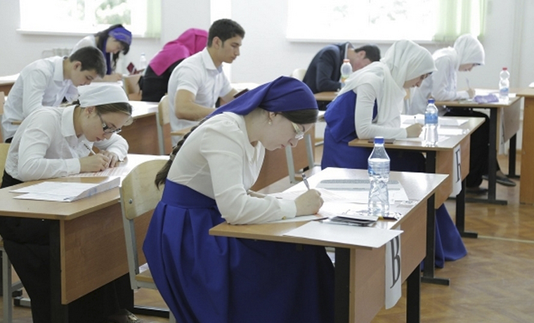 Чеченские школьники сдают ЕГЭ по математике
