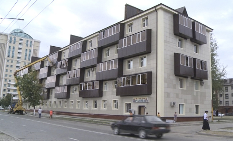В восстановленную многоэтажку в Гудермесе заселяются первые жильцы