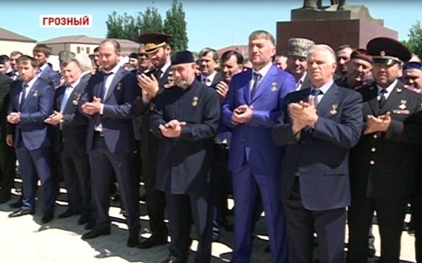 На «Аллее Славы» в Грозном состоялась церемония возложения цветов