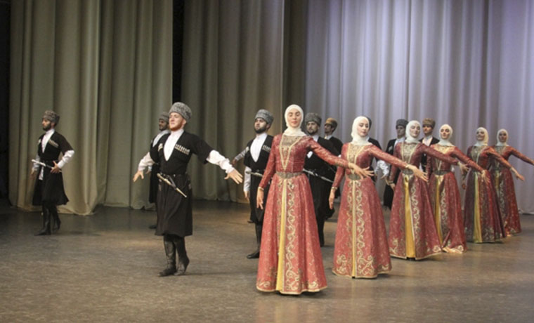 В преддверии Дня чеченской женщины ансамбль &quot;Нохчо&quot; выступил с сольным концертом в Грозном