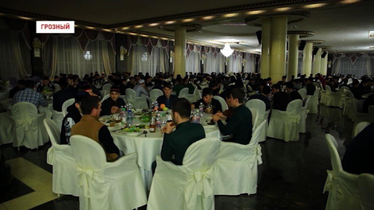 Рамзан Кадыров пригласил на ифтар около 700-от выпускников школ хафизов ЧР
