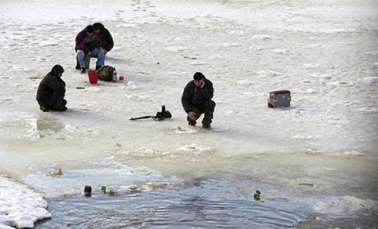 На Урале спасли почти 150 рыбаков с оторвавшейся льдины 