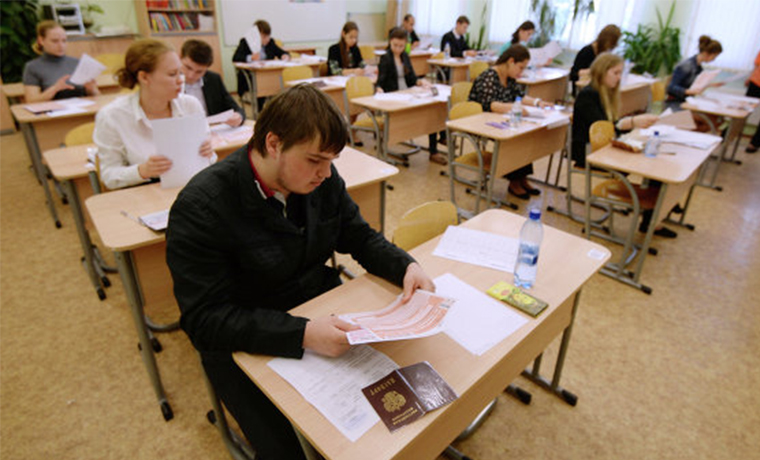 Почти 600 тысяч российских школьников сдают ЕГЭ по математике