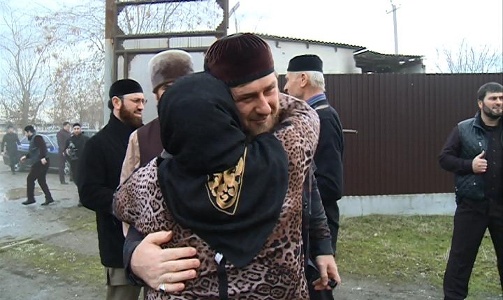 Родственники Ахмеда Закаева встречают в своем доме  Рамзана Кадырова 