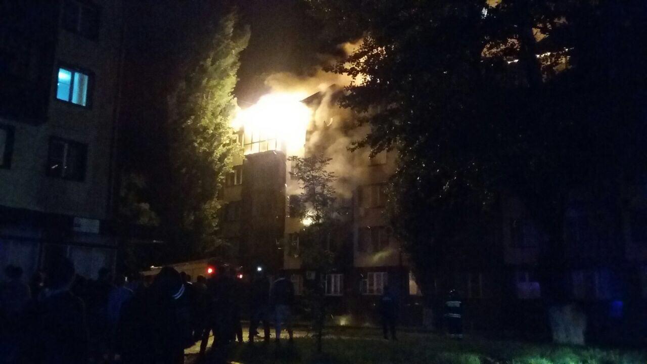 11 единиц техники тушат пожар в пятиэтажке в Грозном