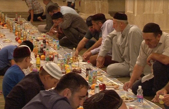 В мечетях Чечни накормят всех желающих