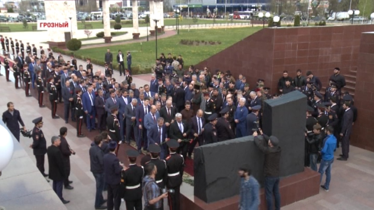 В Грозном прошло торжественное возложение цветов к мемориальной плите памяти Ахмата-Хаджи Кадырова 